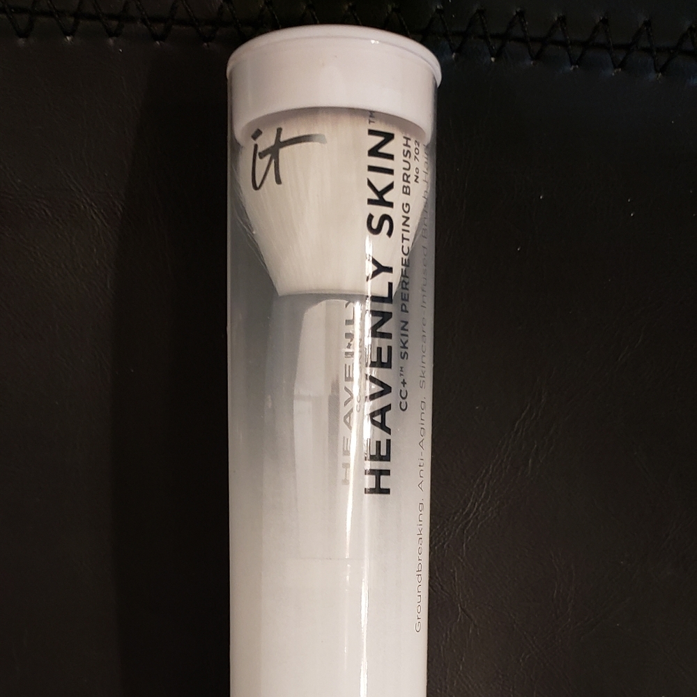 IT Cosmetics Heavenly Skin Brush #702